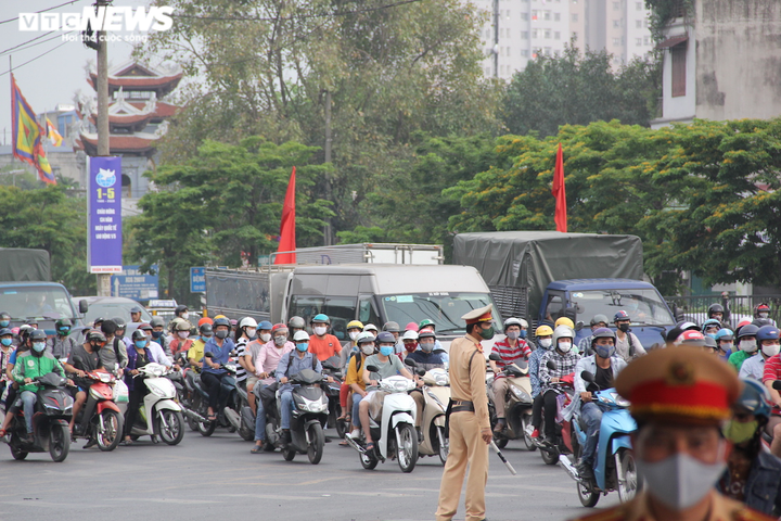 Ảnh: Người dân đổ về 3 bến xe lớn của Thủ đô ngày cuối cùng nghỉ lễ - 9