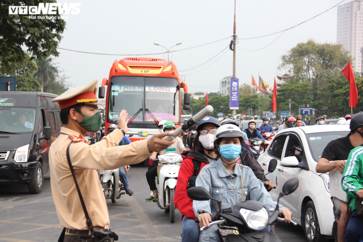 Ảnh: Người dân đổ về 3 bến xe lớn của Thủ đô ngày cuối cùng nghỉ lễ - 2