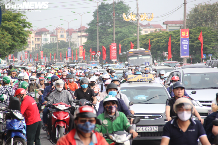 Ảnh: Người dân đổ về 3 bến xe lớn của Thủ đô ngày cuối cùng nghỉ lễ - 1