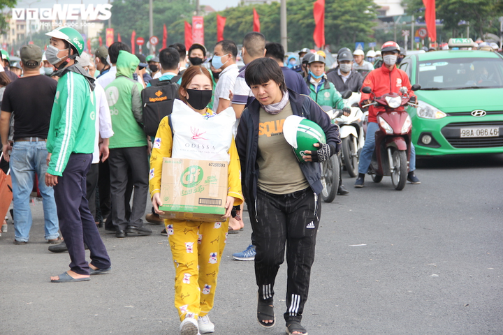 Ảnh: Người dân đổ về 3 bến xe lớn của Thủ đô ngày cuối cùng nghỉ lễ - 3