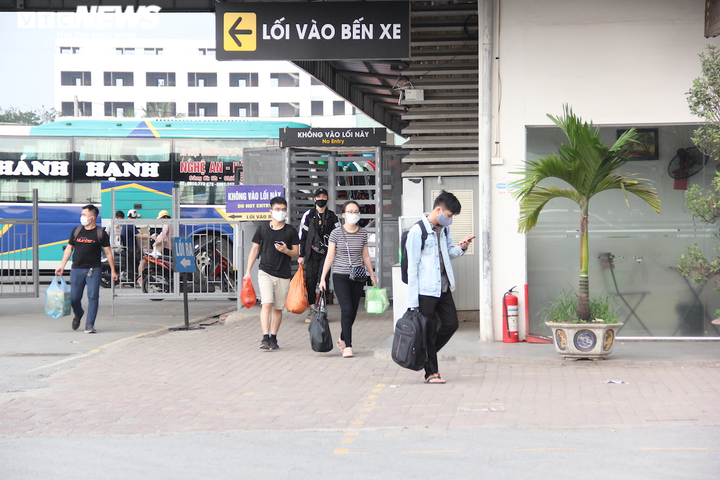 Ảnh: Người dân đổ về 3 bến xe lớn của Thủ đô ngày cuối cùng nghỉ lễ - 10