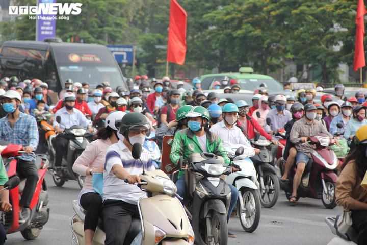 Ảnh: Người dân đổ về 3 bến xe lớn của Thủ đô ngày cuối cùng nghỉ lễ - 5