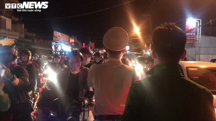 Trốn nắng, dòng người về TP.HCM vào buổi tối vẫn chôn chân ở phà Cát Lái - 9