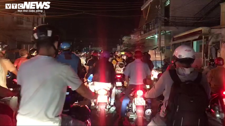 Trốn nắng, dòng người về TP.HCM vào buổi tối vẫn chôn chân ở phà Cát Lái - 4