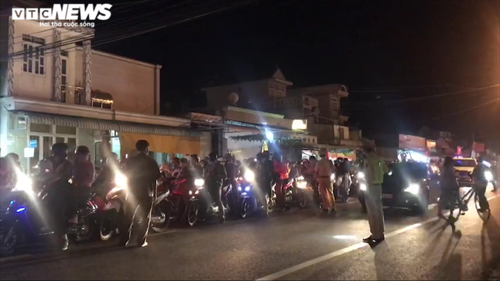 Trốn nắng, dòng người về TP.HCM vào buổi tối vẫn chôn chân ở phà Cát Lái - 5