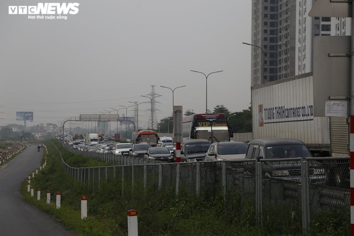 Ùn tắc kéo dài hàng km ở cao tốc Pháp Vân, khách mệt mỏi chờ được xuống xe - 8