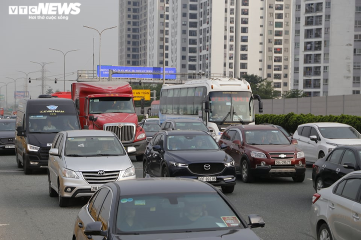 Ùn tắc kéo dài hàng km ở cao tốc Pháp Vân, khách mệt mỏi chờ được xuống xe - 1