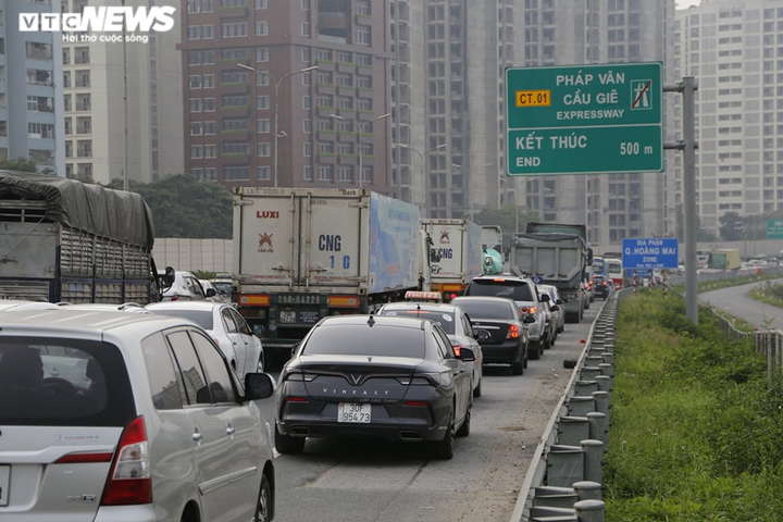 Ùn tắc kéo dài hàng km ở cao tốc Pháp Vân, khách mệt mỏi chờ được xuống xe - 3