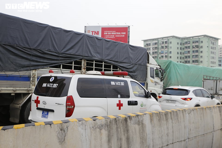 Ùn tắc kéo dài hàng km ở cao tốc Pháp Vân, khách mệt mỏi chờ được xuống xe - 5