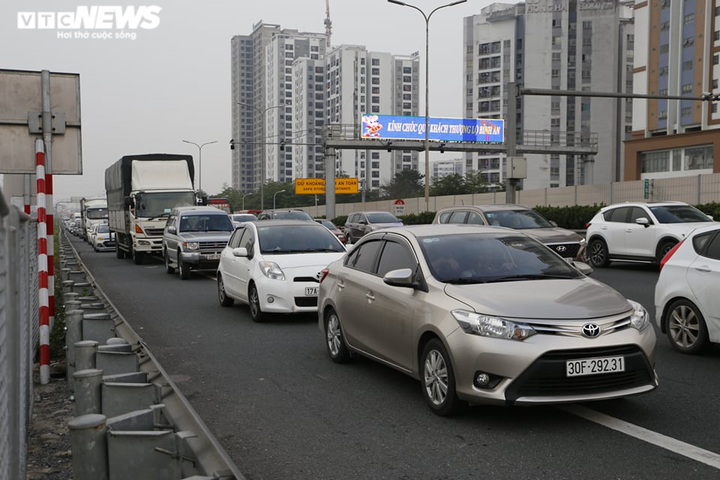 Ùn tắc kéo dài hàng km ở cao tốc Pháp Vân, khách mệt mỏi chờ được xuống xe - 2