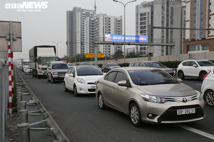 Người dân ùn ùn trở về sau kỳ nghỉ lễ, cửa ngõ Hà Nội, TP.HCM kẹt cứng - 12