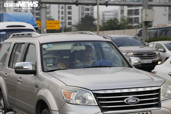 Người dân ùn ùn trở về sau kỳ nghỉ lễ, cửa ngõ Hà Nội, TP.HCM kẹt cứng - 13