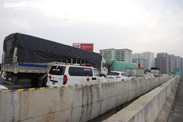 Người dân ùn ùn trở về sau kỳ nghỉ lễ, cửa ngõ Hà Nội, TP.HCM kẹt cứng - 18
