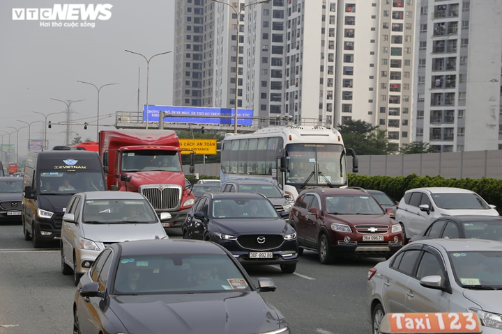 Người dân ùn ùn trở về sau kỳ nghỉ lễ, cửa ngõ Hà Nội, TP.HCM kẹt cứng - 10