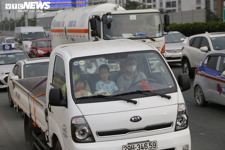 Người dân ùn ùn trở về sau kỳ nghỉ lễ, cửa ngõ Hà Nội, TP.HCM kẹt cứng - 14