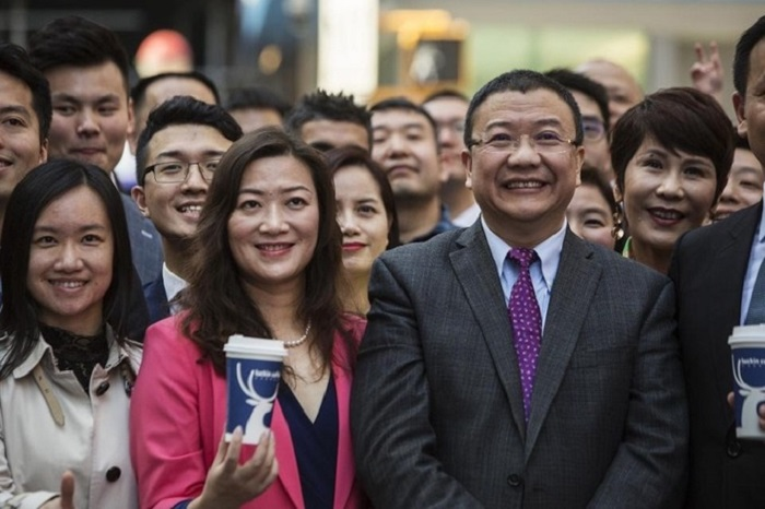 Chủ tịch, CEO 'Starbucks Trung Quốc' rớt ghế tỷ phú Forbes - 1