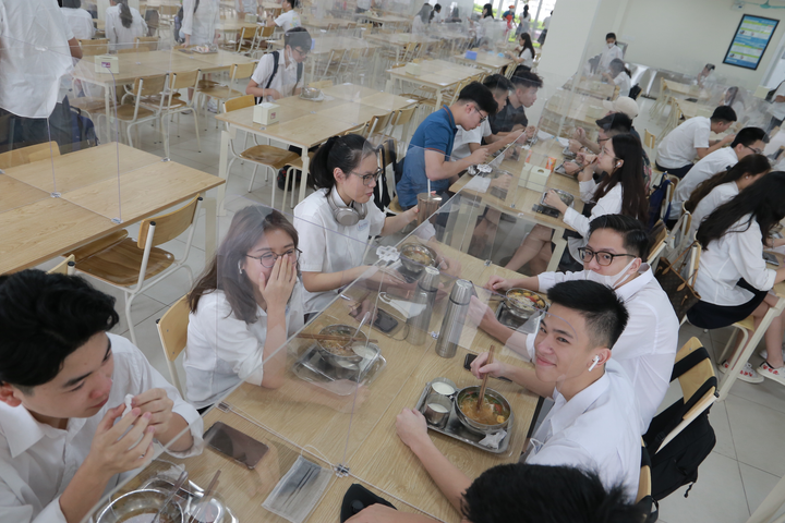 Quay lại trường, học sinh ngồi ăn qua vách ngăn để phòng COVID-19 - 4