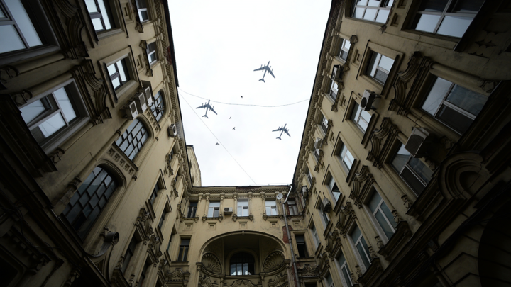 Cường kích Su-25 vẽ quốc kỳ Nga tuyệt đẹp diễn tập kỷ niệm Ngày Chiến thắng - 11