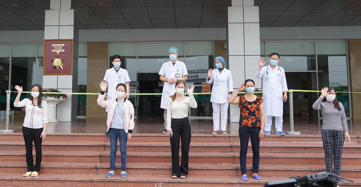 Sáng mai dự kiến 5 bệnh nhân COVID-19 được công bố khỏi bệnh - 1