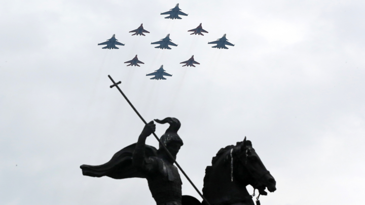 Cường kích Su-25 vẽ quốc kỳ Nga tuyệt đẹp diễn tập kỷ niệm Ngày Chiến thắng - 6