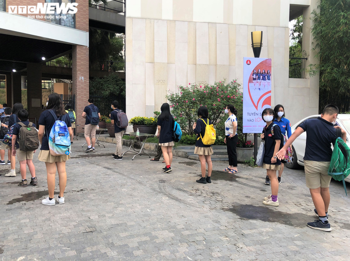 Học sinh Hà Nội đeo khẩu trang, trang bị kính chắn giọt bắn ngày đầu đi học lại - 5