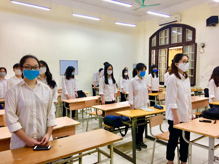 Đi học lại, học sinh ngỡ ngàng vì ghế đá hóa 'ghế cô đơn', bàn học có vách ngăn - 3