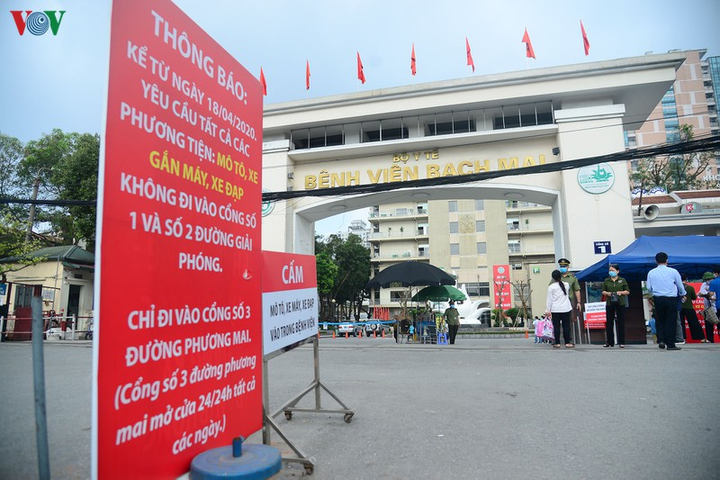 Nhiều người đổ về BV Bạch Mai, xếp hàng từ sớm khám bệnh sau thời gian cách ly - 1