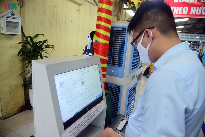 Nhiều người đổ về BV Bạch Mai, xếp hàng từ sớm khám bệnh sau thời gian cách ly - 9