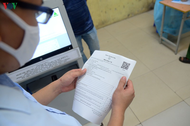 Nhiều người đổ về BV Bạch Mai, xếp hàng từ sớm khám bệnh sau thời gian cách ly - 10