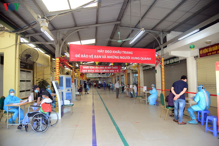 Nhiều người đổ về BV Bạch Mai, xếp hàng từ sớm khám bệnh sau thời gian cách ly - 12