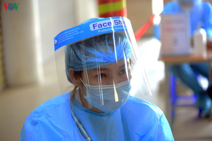 Nhiều người đổ về BV Bạch Mai, xếp hàng từ sớm khám bệnh sau thời gian cách ly - 13