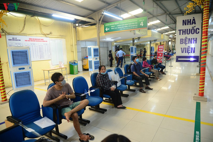 Nhiều người đổ về BV Bạch Mai, xếp hàng từ sớm khám bệnh sau thời gian cách ly - 14