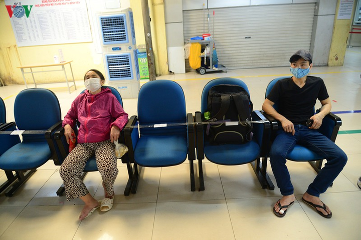 Nhiều người đổ về BV Bạch Mai, xếp hàng từ sớm khám bệnh sau thời gian cách ly - 15