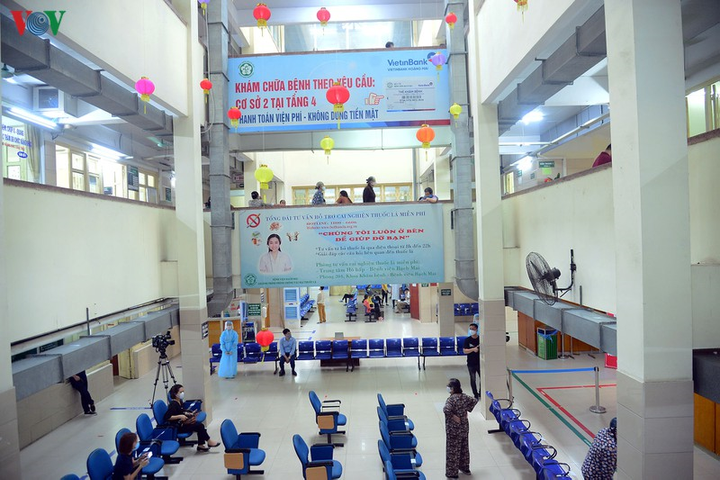 Nhiều người đổ về BV Bạch Mai, xếp hàng từ sớm khám bệnh sau thời gian cách ly - 16