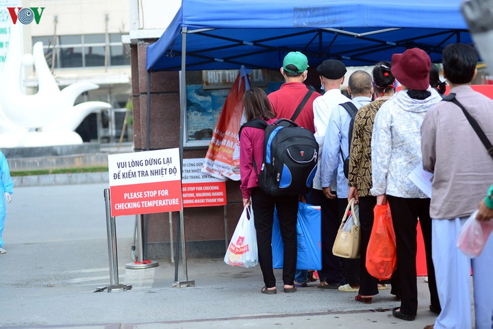 Nhiều người đổ về BV Bạch Mai, xếp hàng từ sớm khám bệnh sau thời gian cách ly - 3