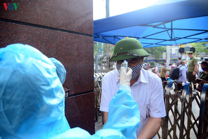 Nhiều người đổ về BV Bạch Mai, xếp hàng từ sớm khám bệnh sau thời gian cách ly - 5