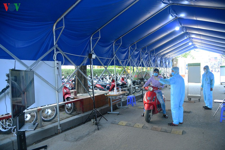 Nhiều người đổ về BV Bạch Mai, xếp hàng từ sớm khám bệnh sau thời gian cách ly - 6