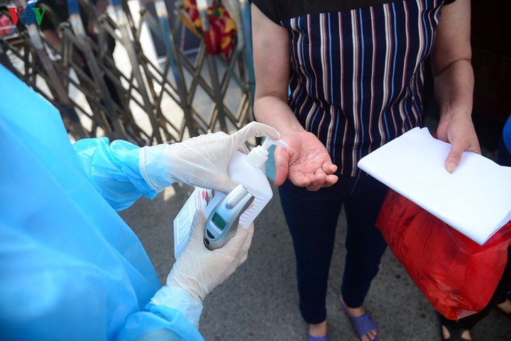 Nhiều người đổ về BV Bạch Mai, xếp hàng từ sớm khám bệnh sau thời gian cách ly - 7