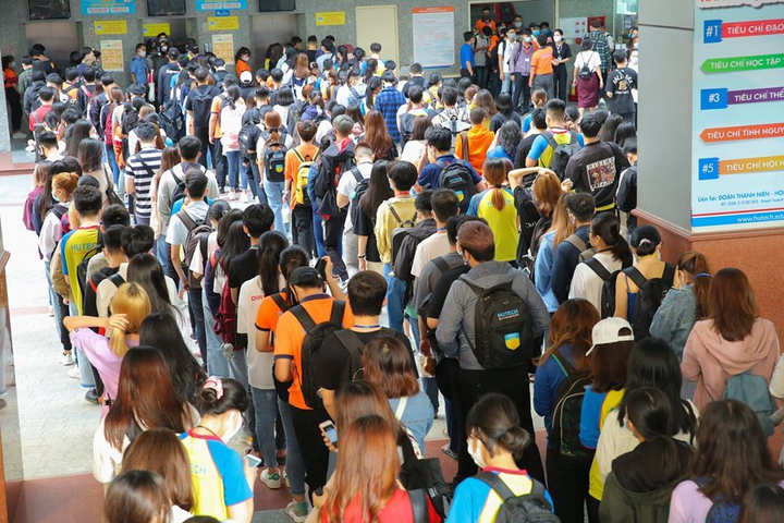 Sinh viên trở lại trường: Nơi ngồi cách 1,5m, chia ô chỗ ngồi, nơi ùn ùn vào lớp - 6