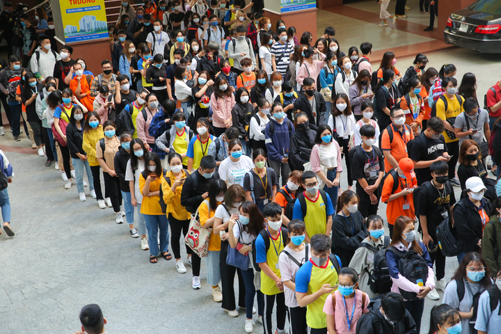 Sinh viên trở lại trường: Nơi ngồi cách 1,5m, chia ô chỗ ngồi, nơi ùn ùn vào lớp - 5