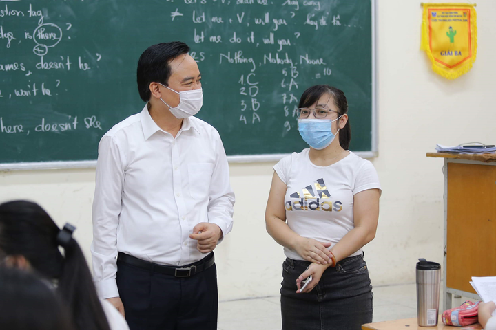 Bộ trưởng GD&ĐT: Linh hoạt giãn cách lớp, có thể lùi một số bài sang năm học sau - 2