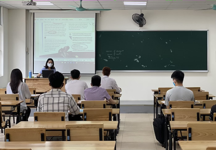 Sinh viên trở lại trường: Nơi ngồi cách 1,5m, chia ô chỗ ngồi, nơi ùn ùn vào lớp - 4