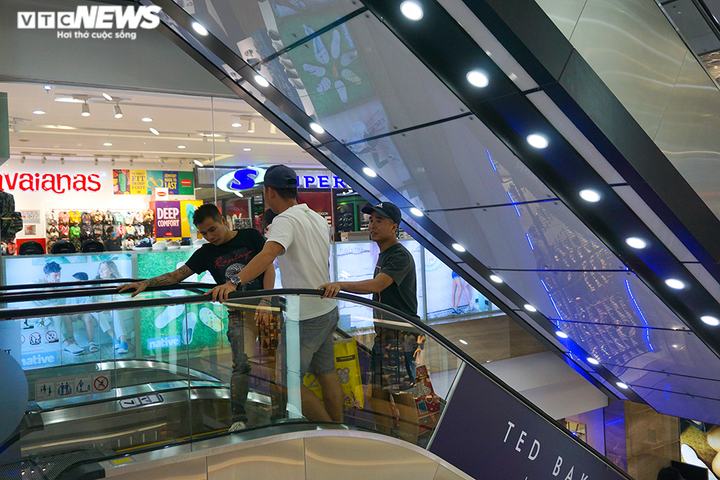 Trung tâm thương mại Hà Nội vẫn vắng vẻ, nhiều người 'quên' đeo khẩu trang - 6