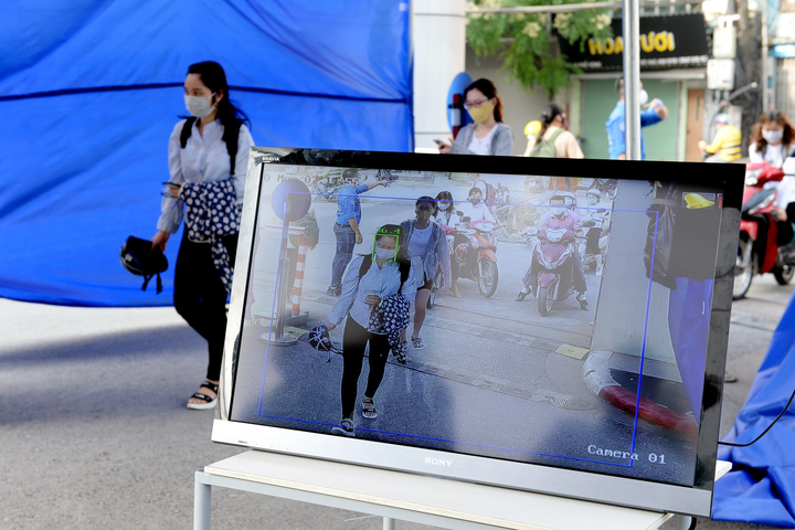 Sinh viên trở lại trường: Nơi ngồi cách 1,5m, chia ô chỗ ngồi, nơi ùn ùn vào lớp - 1