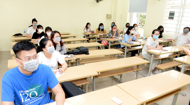 Sinh viên trở lại trường: Nơi ngồi cách 1,5m, chia ô chỗ ngồi, nơi ùn ùn vào lớp - 2