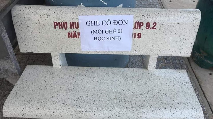 Đi học lại, học sinh ngỡ ngàng vì ghế đá hóa 'ghế cô đơn', bàn học có vách ngăn - 8