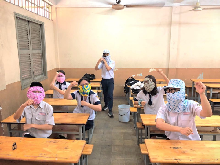 Đi học lại, học sinh ngỡ ngàng vì ghế đá hóa 'ghế cô đơn', bàn học có vách ngăn - 7