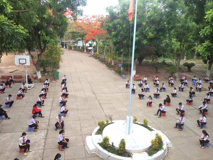 Đi học lại, học sinh ngỡ ngàng vì ghế đá hóa 'ghế cô đơn', bàn học có vách ngăn - 2