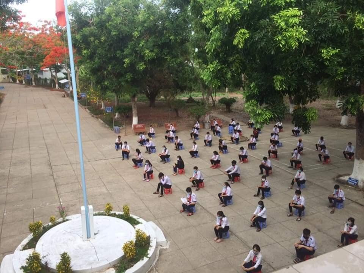 Đi học lại, học sinh ngỡ ngàng vì ghế đá hóa 'ghế cô đơn', bàn học có vách ngăn - 1