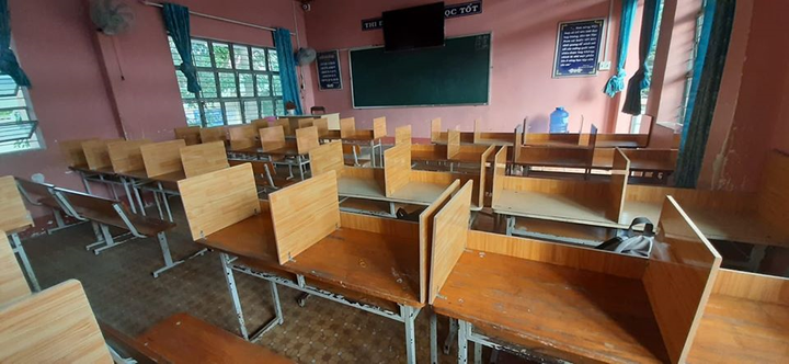 Đi học lại, học sinh ngỡ ngàng vì ghế đá hóa 'ghế cô đơn', bàn học có vách ngăn - 4
